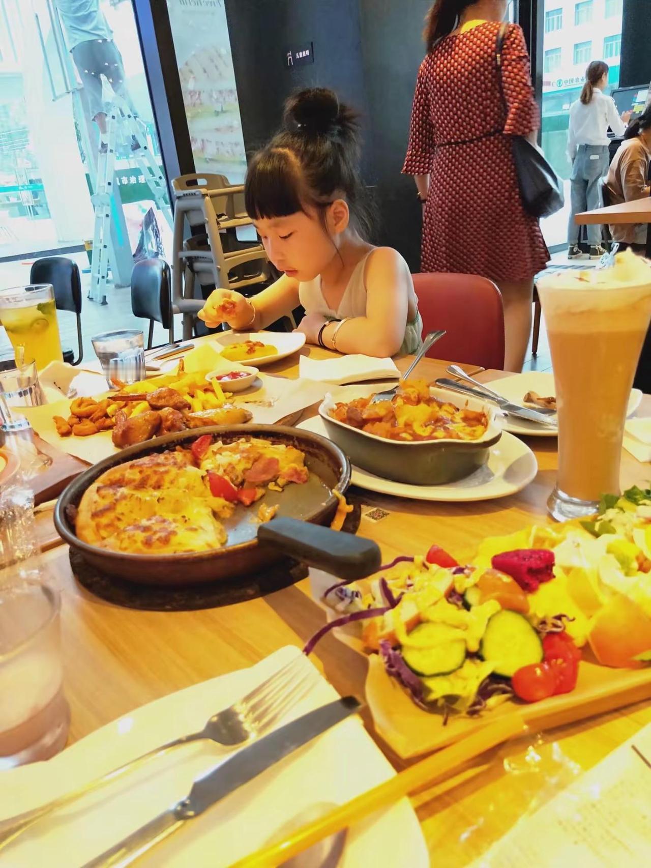 小时候蛮漂亮的，也不知道以后长大了能不能变成大美女😀😀😀😀😀😀