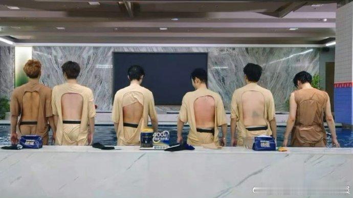 以为黄子韬屁股露出来了 哈哈哈黄子韬洗澡背影照 黄子韬的洗澡背影照有点意思，不认