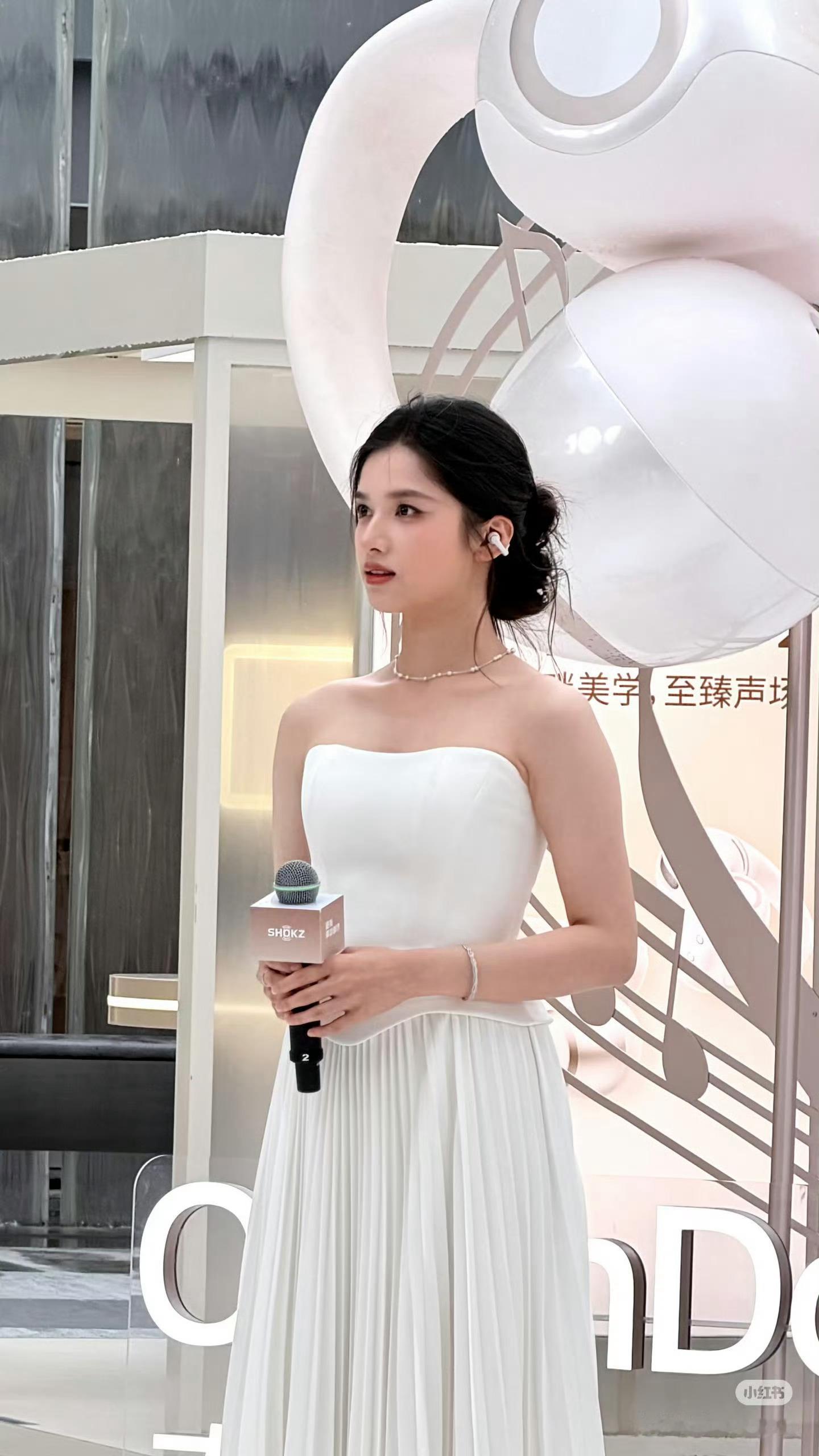 张婧仪、周也最新活动生图状态🈶 