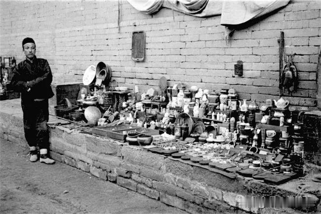 这张穿越了兰州百年时光老照片，看着令人唏嘘。1933 年兰州街头的古董商贩，在风