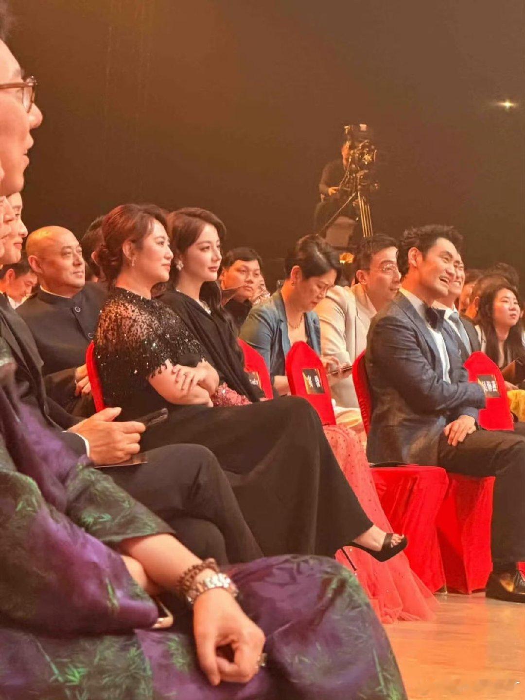 迪丽热巴马丽豪门姐妹热巴马丽参加晚宴的豪门姐妹迪丽热巴马丽难得同框出镜，两人穿搭