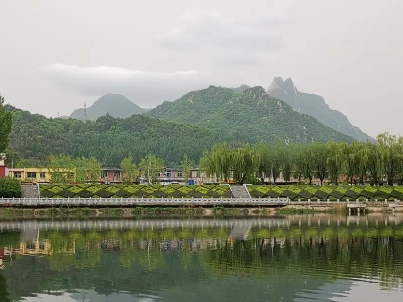上联：鸟语花香春光美，
下联：山清水秀景色新。
