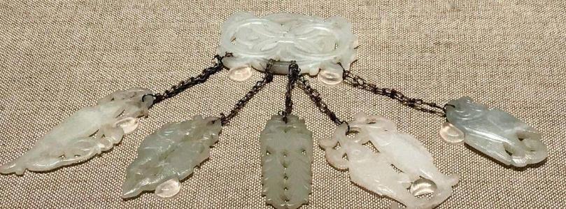 1996年，内蒙古通辽，何玉林睡得迷迷糊糊，被妻子一巴掌呼在脸上:“看看这是啥”