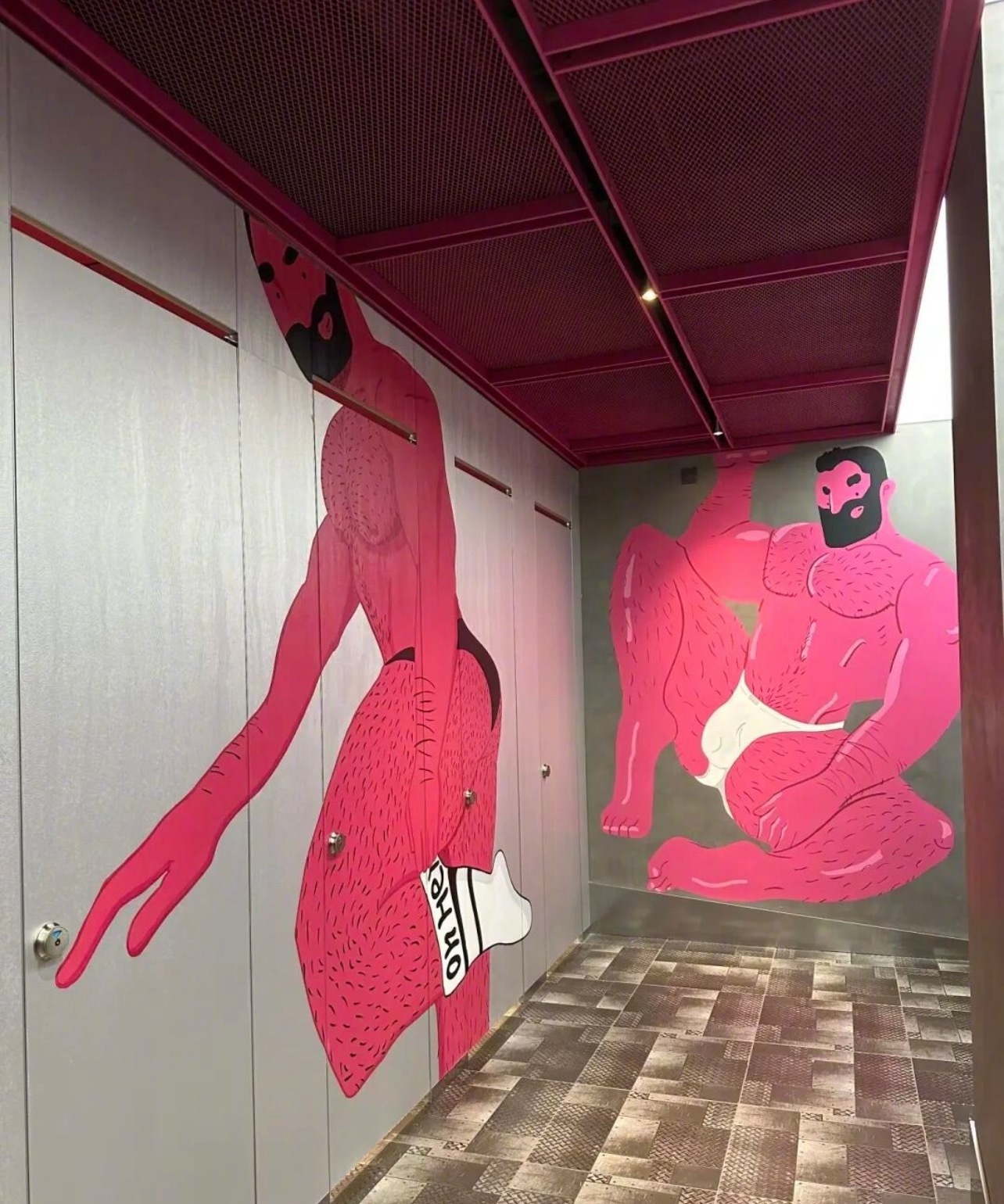 商场女厕内巨大男性壁画被指低俗好恶俗，到底谁会喜欢这种，设计师自己看看这阴不阴，
