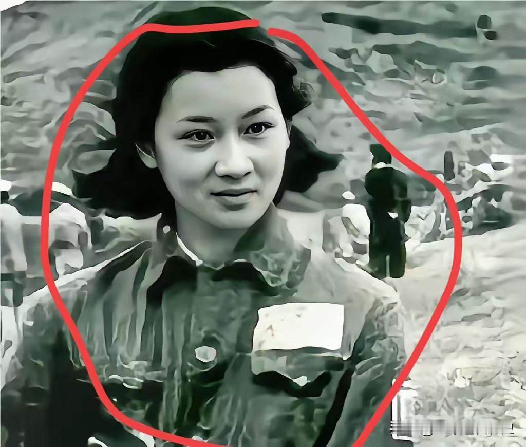 向“双枪女部长”黄富群烈士致以最崇高的敬意！
她出身贫苦农家，成长为闽西苏区妇女