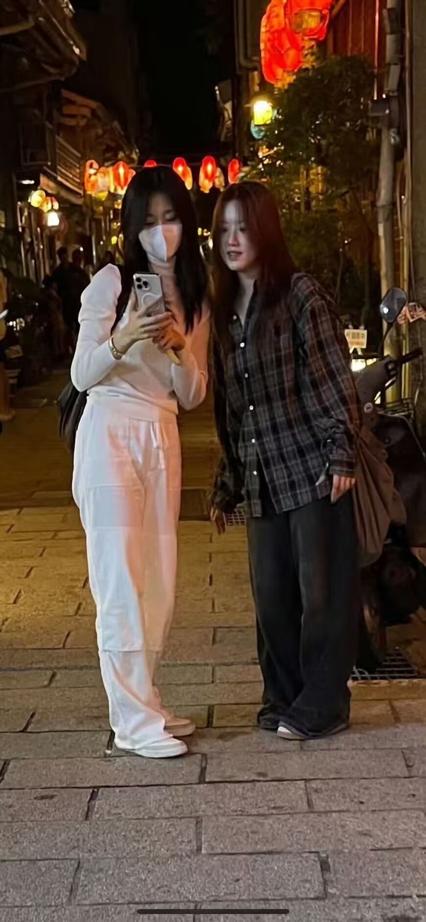 #夜市偶遇周子瑜叶舒华#网友在夜市偶遇周子瑜叶舒华 ​​​