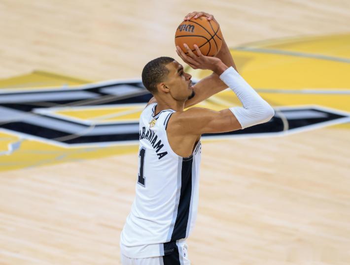 近日，NBA名宿加内特和皮尔斯在自己的节目《KG Certified》中对马刺与