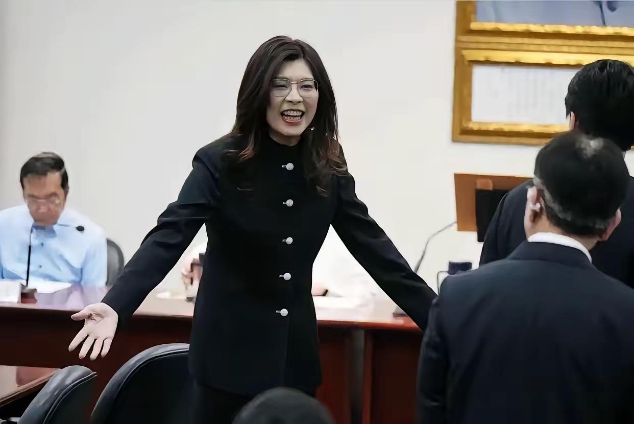 郑丽文确实是一位好主席

赵少康之前为了帮郝龙斌，出手可真不轻。他不仅说郑丽文发
