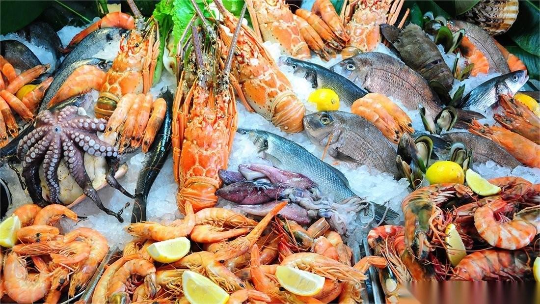 隔夜饭复热会引发恶性肿瘤的传闻在各个家庭群里传得沸沸扬扬。白米饭在室温下放久了，