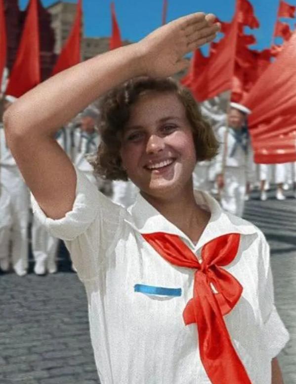 1938年的苏联女孩与1938年的德国女孩，一边是热情洋溢的斯拉夫人，一边是蓝眼