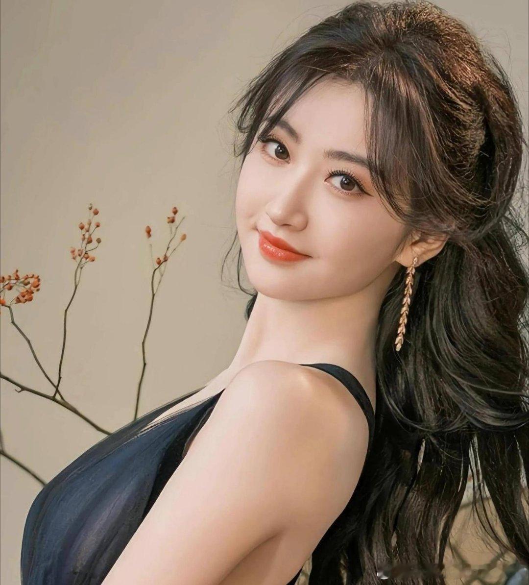 快嫁了吧，如花似玉的景甜既美且甜，看见这么美好的她，目前未婚单身的她毕竟已经37