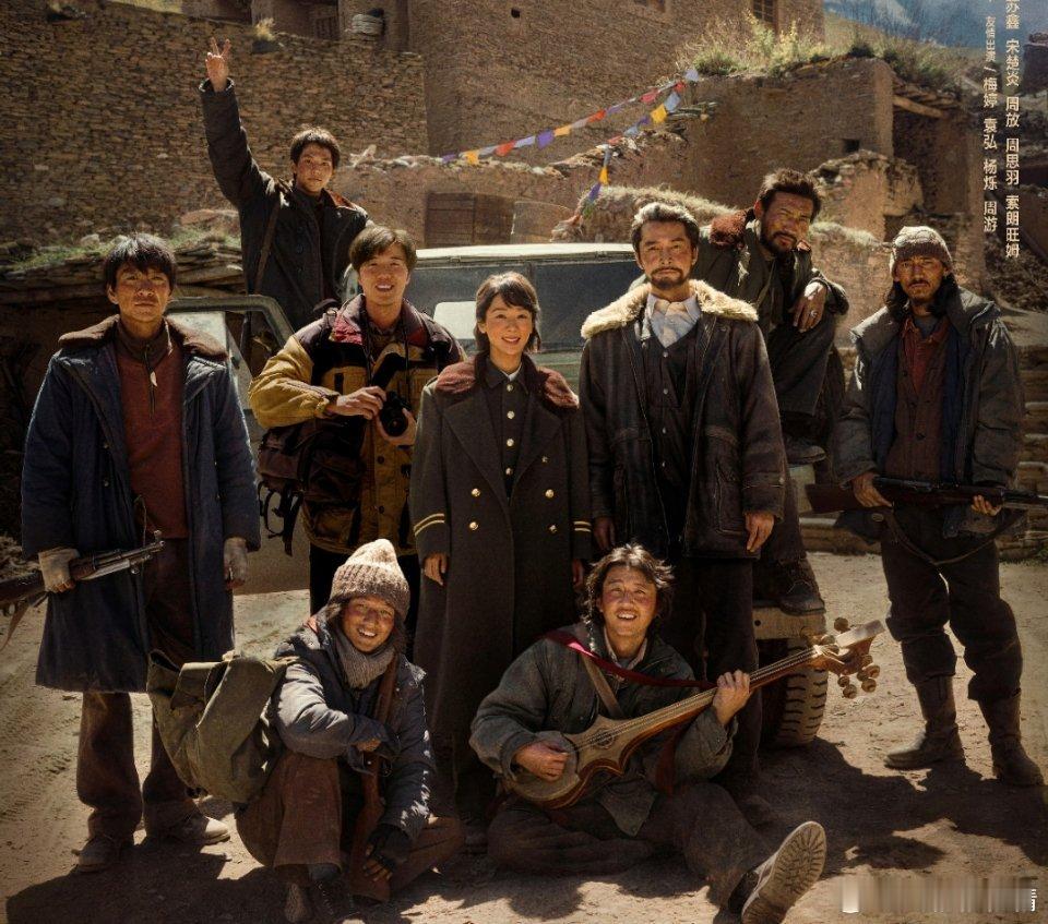 生命树杀青其他人不修边幅，素颜朝天贴合人物，就一个画着精致的美黑妆 ​​​