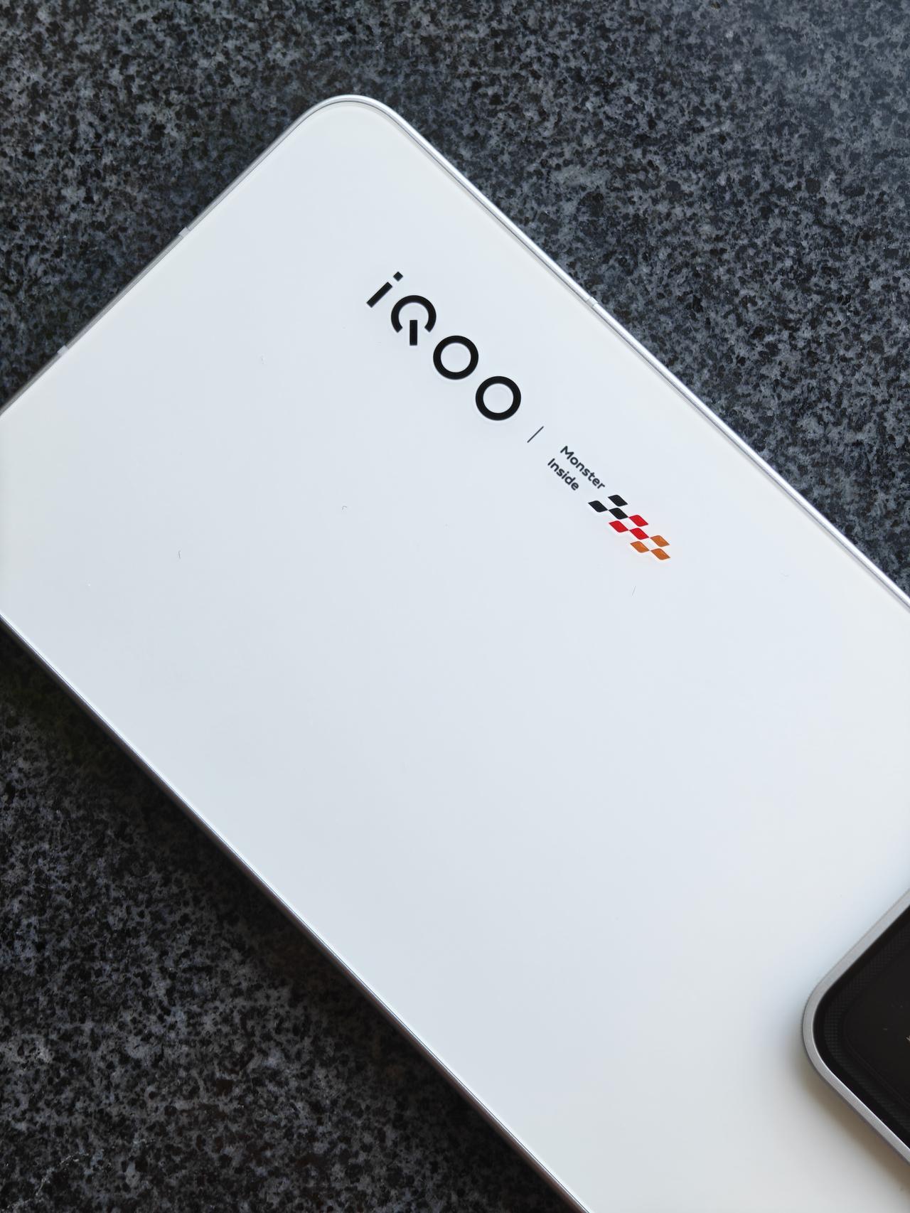 iQOO15T新机到手！传奇版颜值和手感双在线，8.4mm机身厚度搭配磨砂后盖清