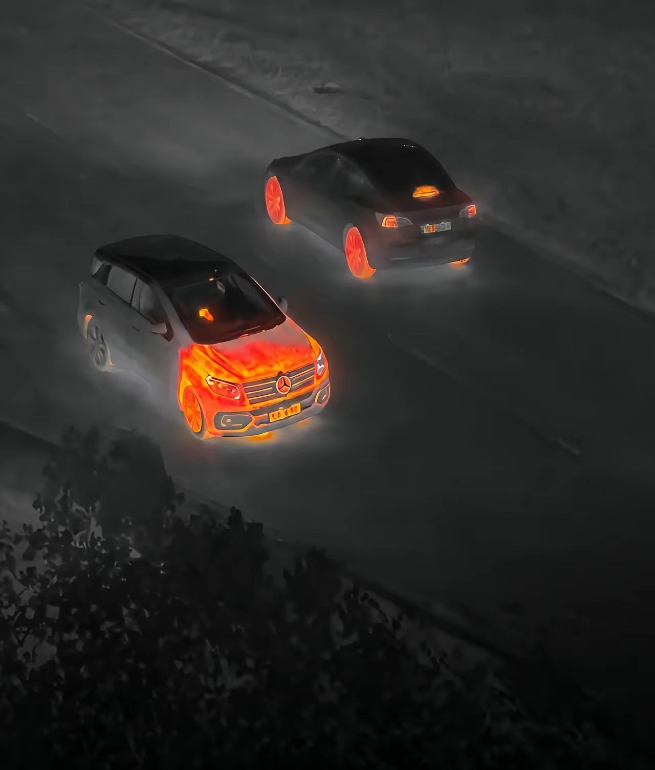 燃油车、电动车的热成像影像对比。其实还是很明显能看出不一样的，燃油车发热部分主要