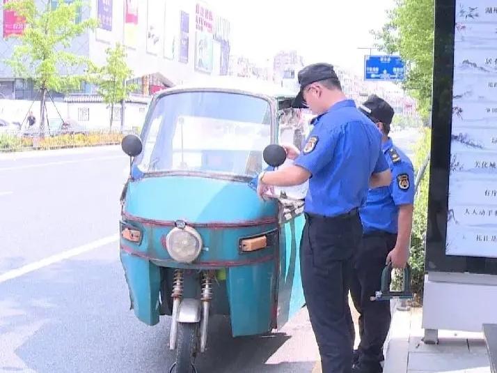 城管用自己的微信收罚款，受到处理真不冤。

“城管罚款，请扫我的微信”：这场景，