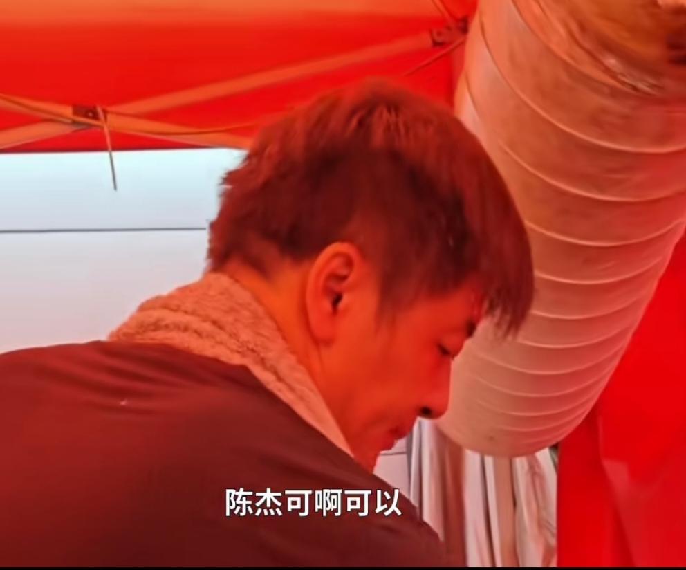 本人辟谣了
他自己说，自己是高中毕业，各行各业都干过，而且不叫江水峰，叫陈杰，有