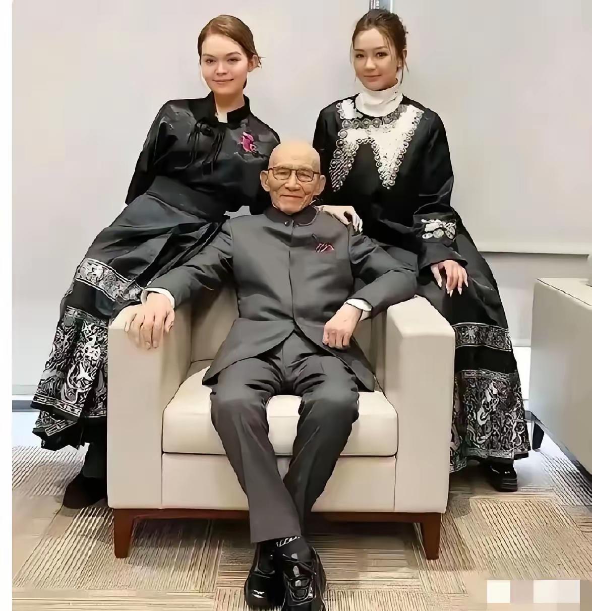 你们认识这位老戏骨吗？
他是把“济公”演活了，一颦一笑就像是真的，一模一样
他从