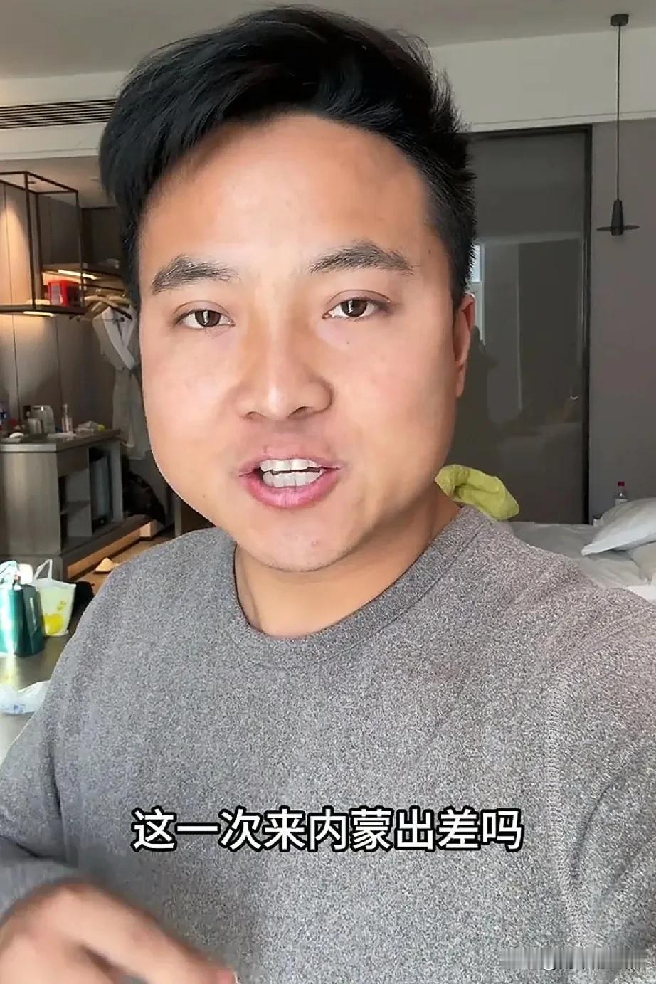 小康在内蒙带货，回江苏前，带着一大家人浩浩荡荡地到鄂尔多斯会见战友。战友张磊以内