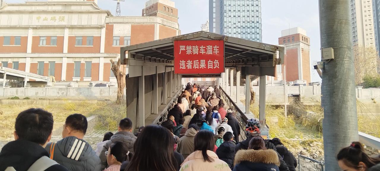 中山码头过道。