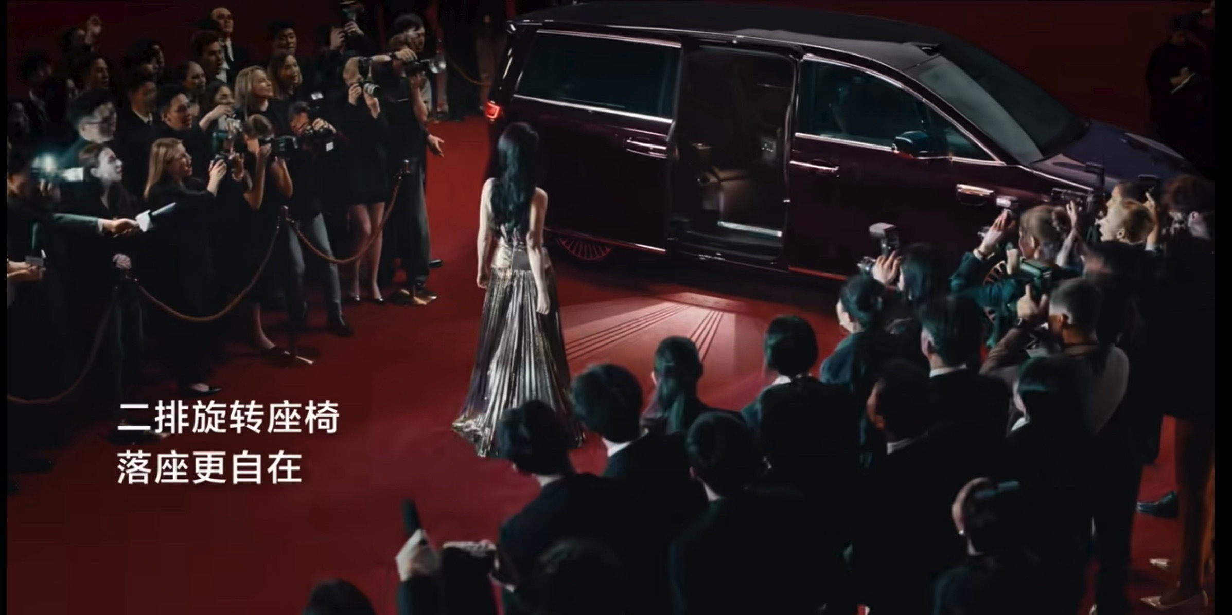 车代是真的舍得砸钱啊，刘亦菲这个广告策划，居然还请这么多外国人群演