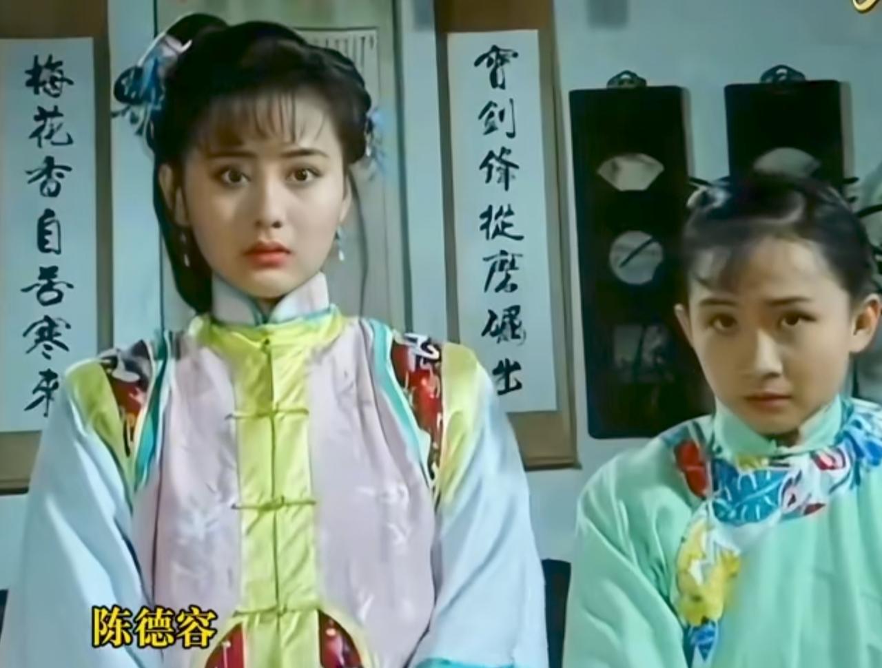 我就说这件衣服怎么如此熟悉呢？原来三位琼瑶女主全都穿过呀！而且三位全是格格哦！