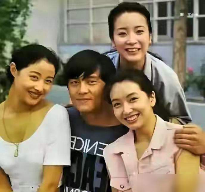 最近一张四明星同框图，在社交平台刷了波热度！
 
配文直接把图里唯一眼熟的男演员