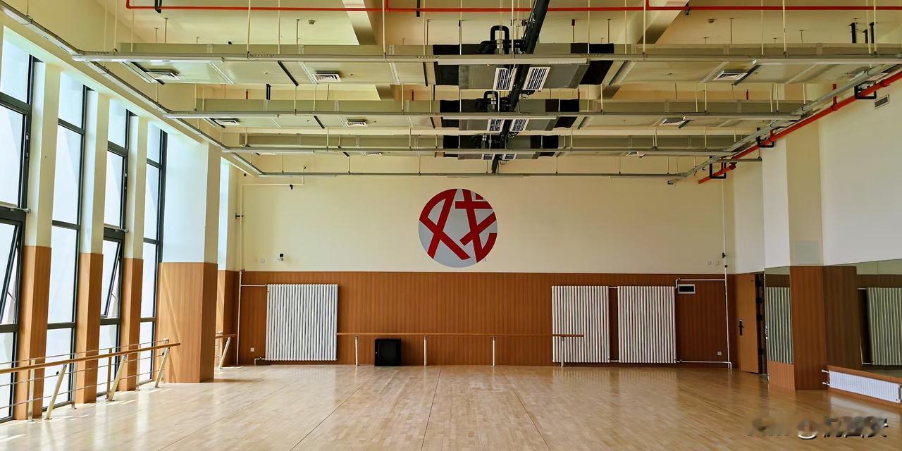 建设中的西安戏剧学院，部分教学楼主体已进入内装阶段，今秋将迎首批本科新生。西安