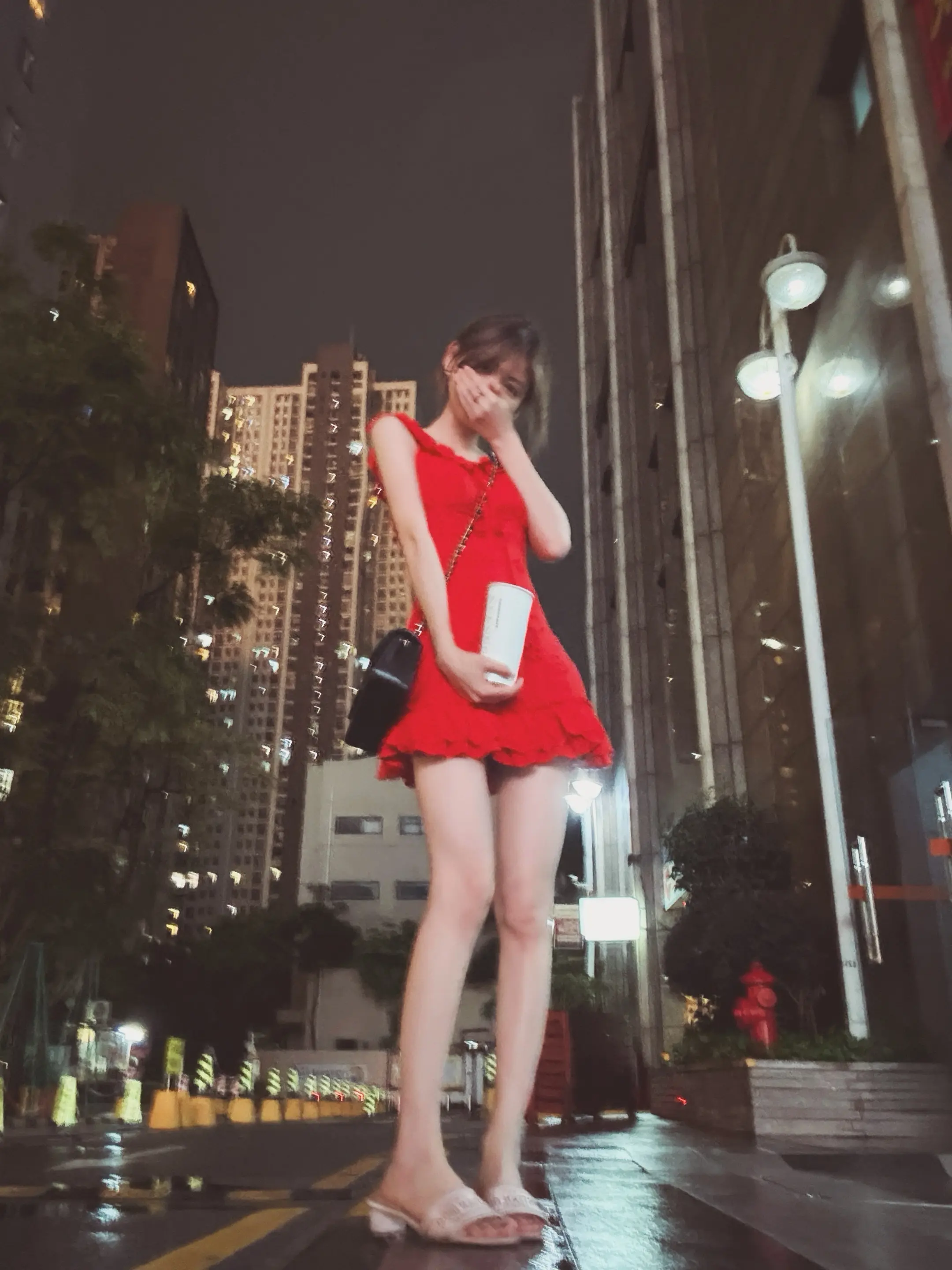 嫉妒你身边每个无关紧要的人 怎么轻易的就能见到我朝思暮想的你