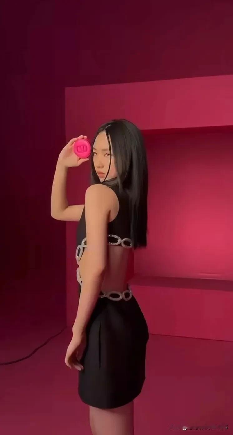 小S的女儿Elly简直就是台版金高银呀！三姐妹都遗传了老妈那线条流畅的脸形以及绝