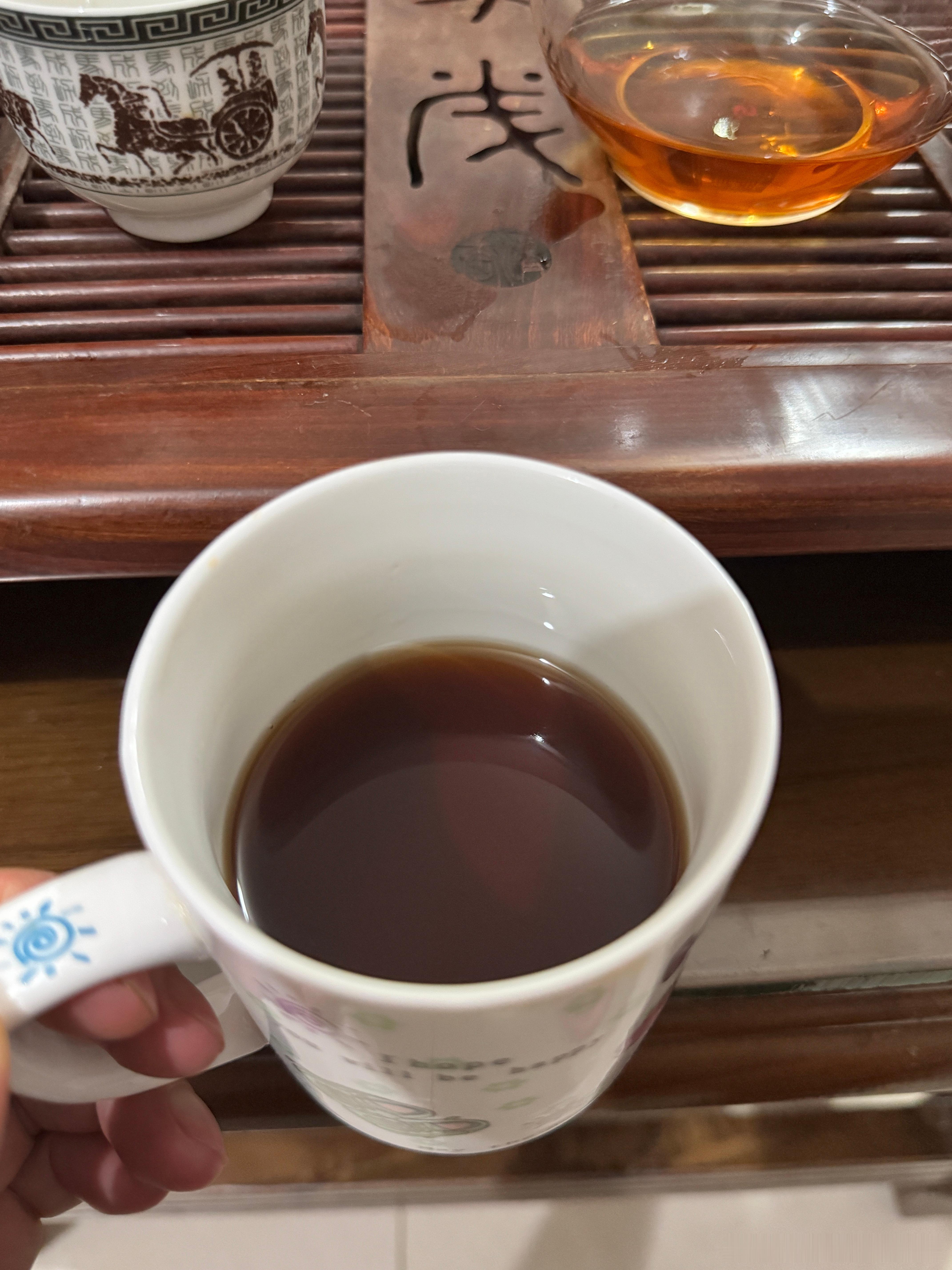今天的事情终于忙完了，好好坐一下喝杯茶续命，上午焖的茶都没有什么时间喝呢！明天才