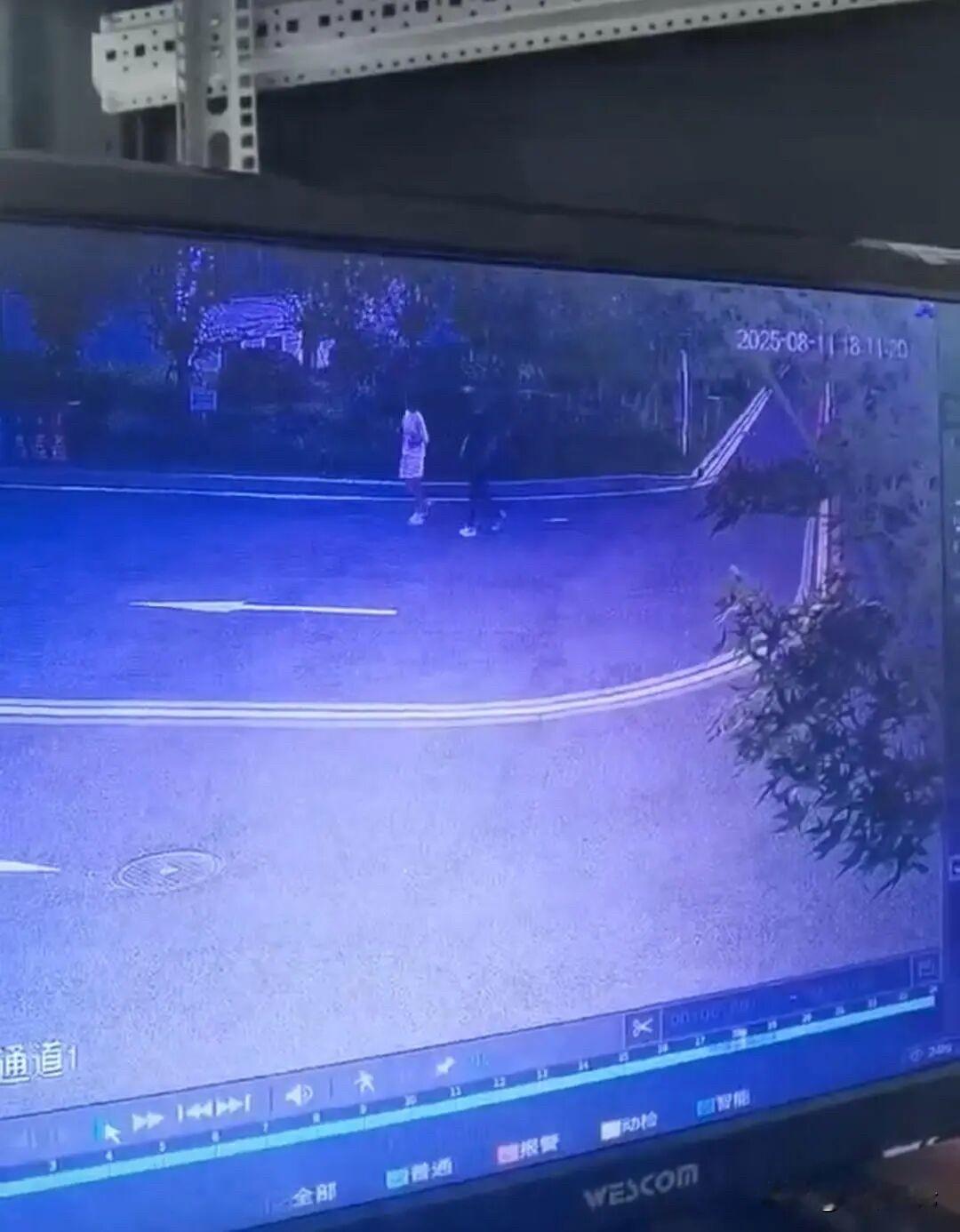 浙江瑞安，女子陪男性朋友回酒店房间换鞋，期间没接丈夫打来的电话，2分钟后，女子同