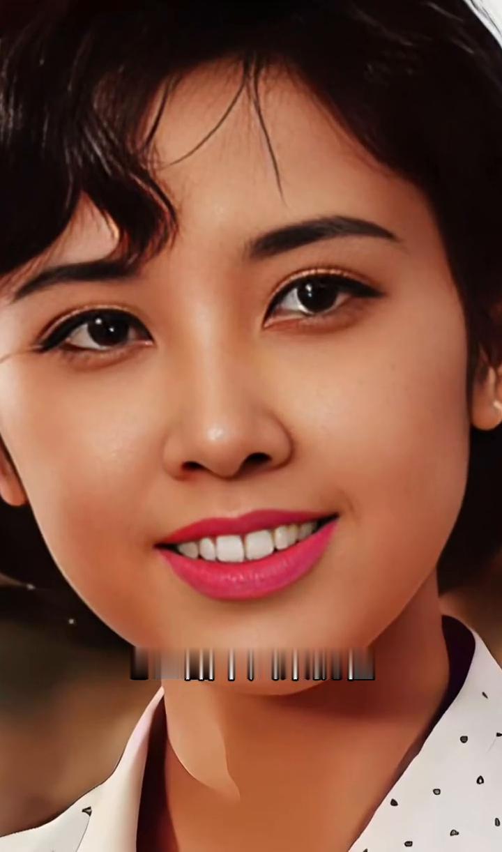 七二韶华风采犹在，经岁月细细淬炼，东方雅致之美愈加深厚绵长。古装温婉端庄，现代穿