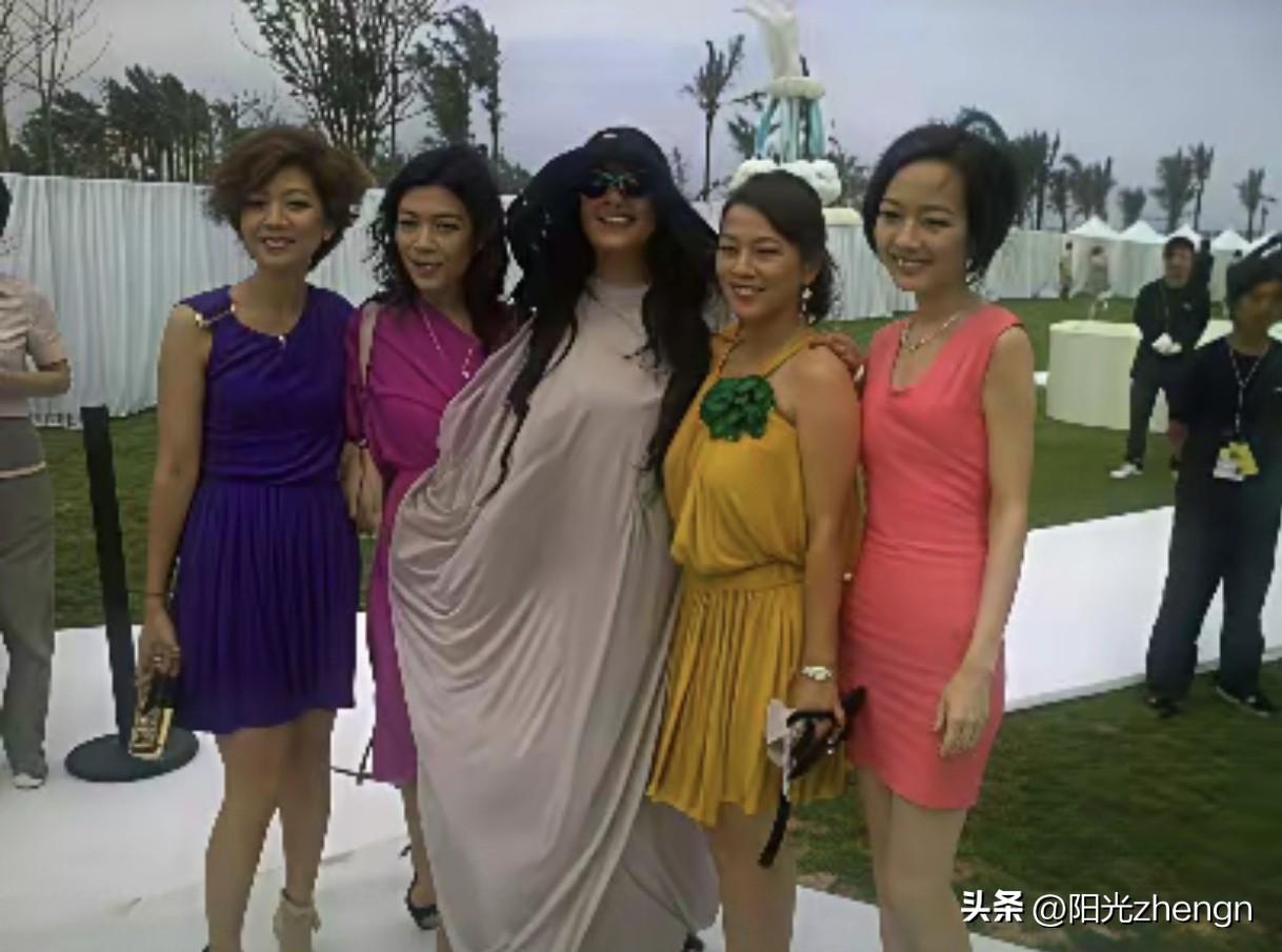 这张照片里一眼就认出鲁豫和苏芒，剩下仨虽然叫不上名，但看着穿戴打扮就知道不是一般