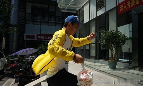 我老乡送外卖的第四年，
他上个月全勤，一天没敢歇，跑了将近4000块钱。电动车换