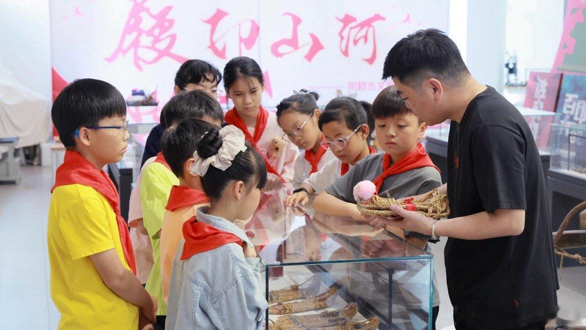 台州学子在指尖触摸红色精神观展品、学手艺、做设计，沉浸式感受长征岁月，汲取奋进力