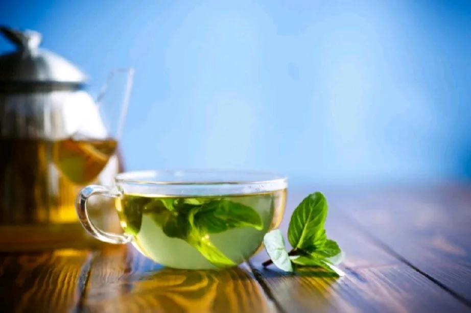吃茶

大家都知道夏天喝绿茶，清热解暑，不仅解渴，还美容养颜。

但是对于肠胃不