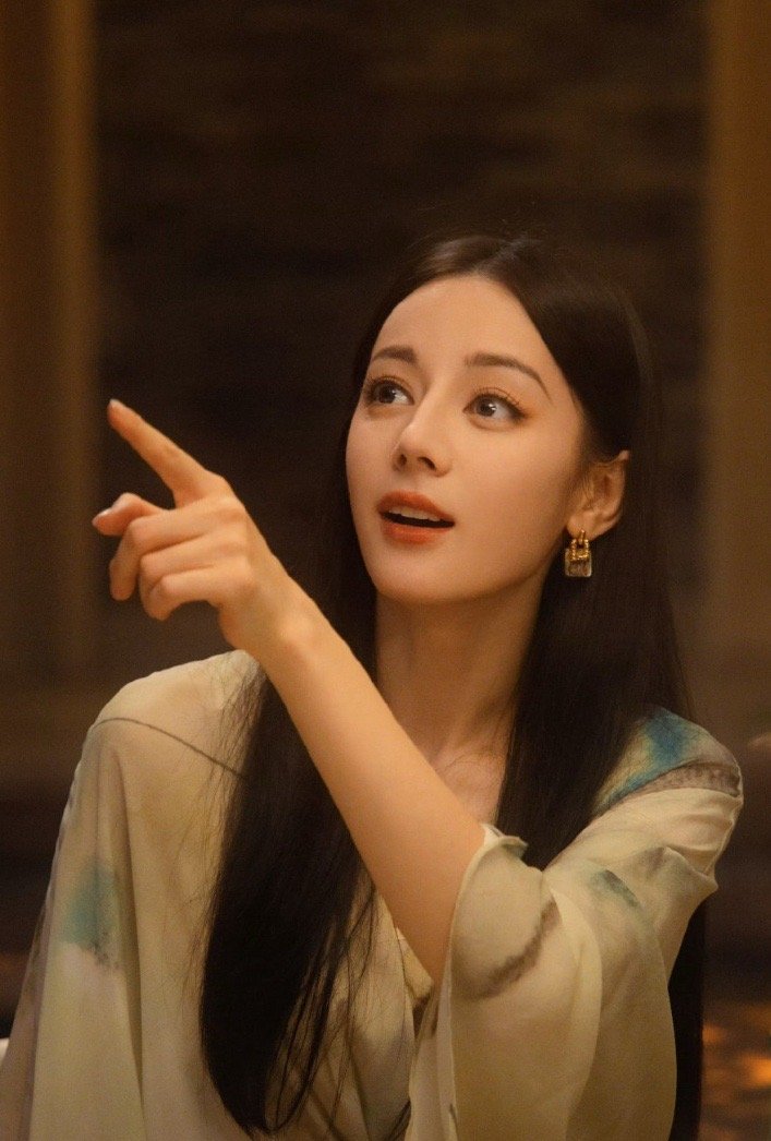 迪丽热巴主演的《枭起青壤》即将登场，11月档期独揽鳌头。她已在10月三部剧中全力