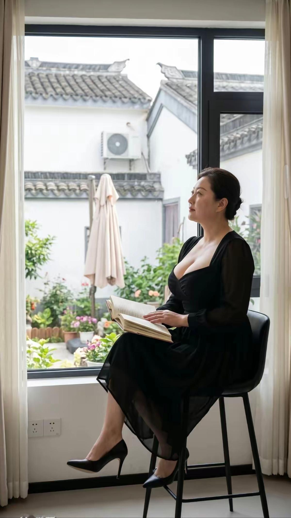 极品美女，肤白似雪，珠圆玉润