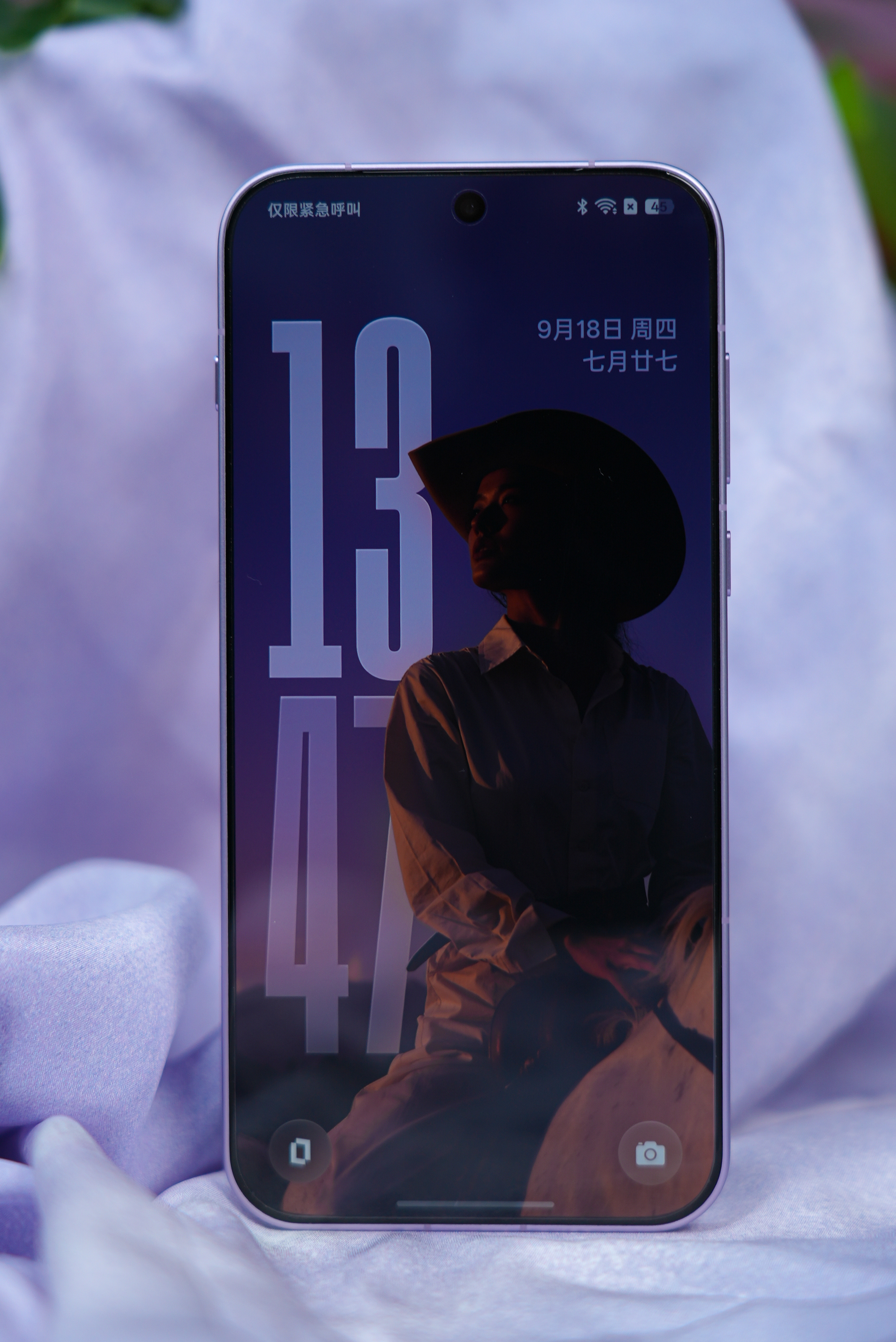 一加 15 「雾光紫」配色的这个双维流光工艺挺好看的，看着是非常淡雅的雾面紫色，