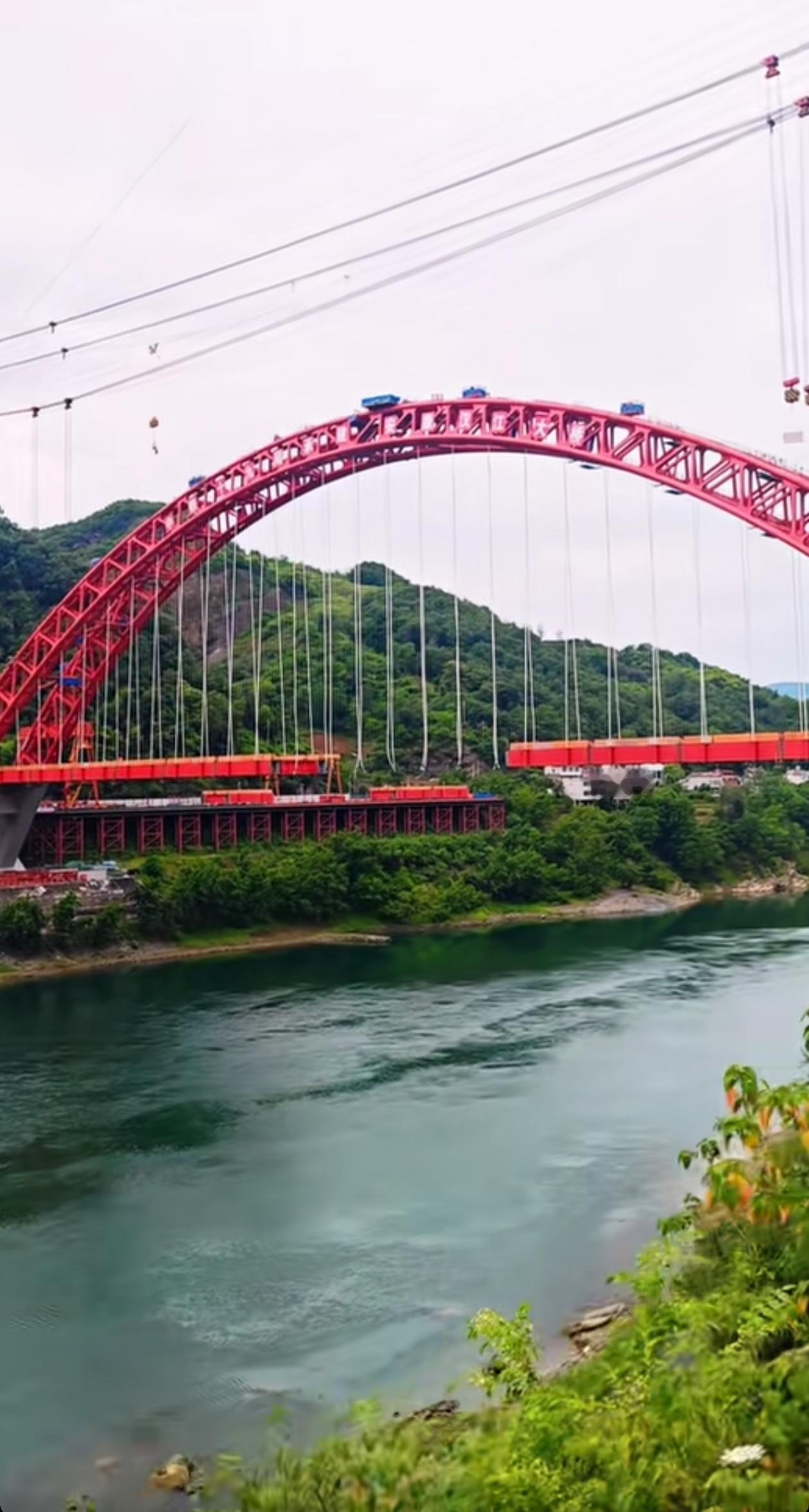 西渝高铁沿线最美的风景即将呈现，那座独一无二且破纪录的纯钢架彩虹桥即将合拢。这座