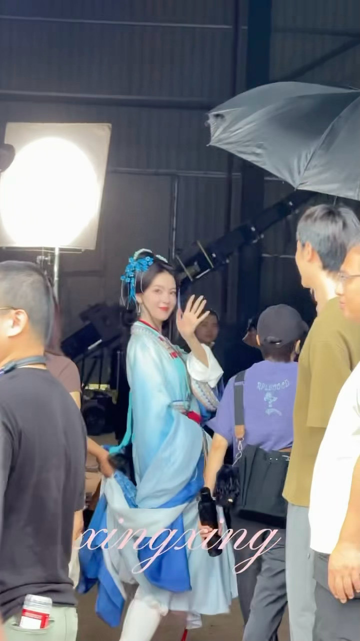 陈瑶被剧透的世界美成啥了陈瑶被剧透的世界古装造型一袭浅蓝衣衫缀着精巧珠饰，陈瑶将