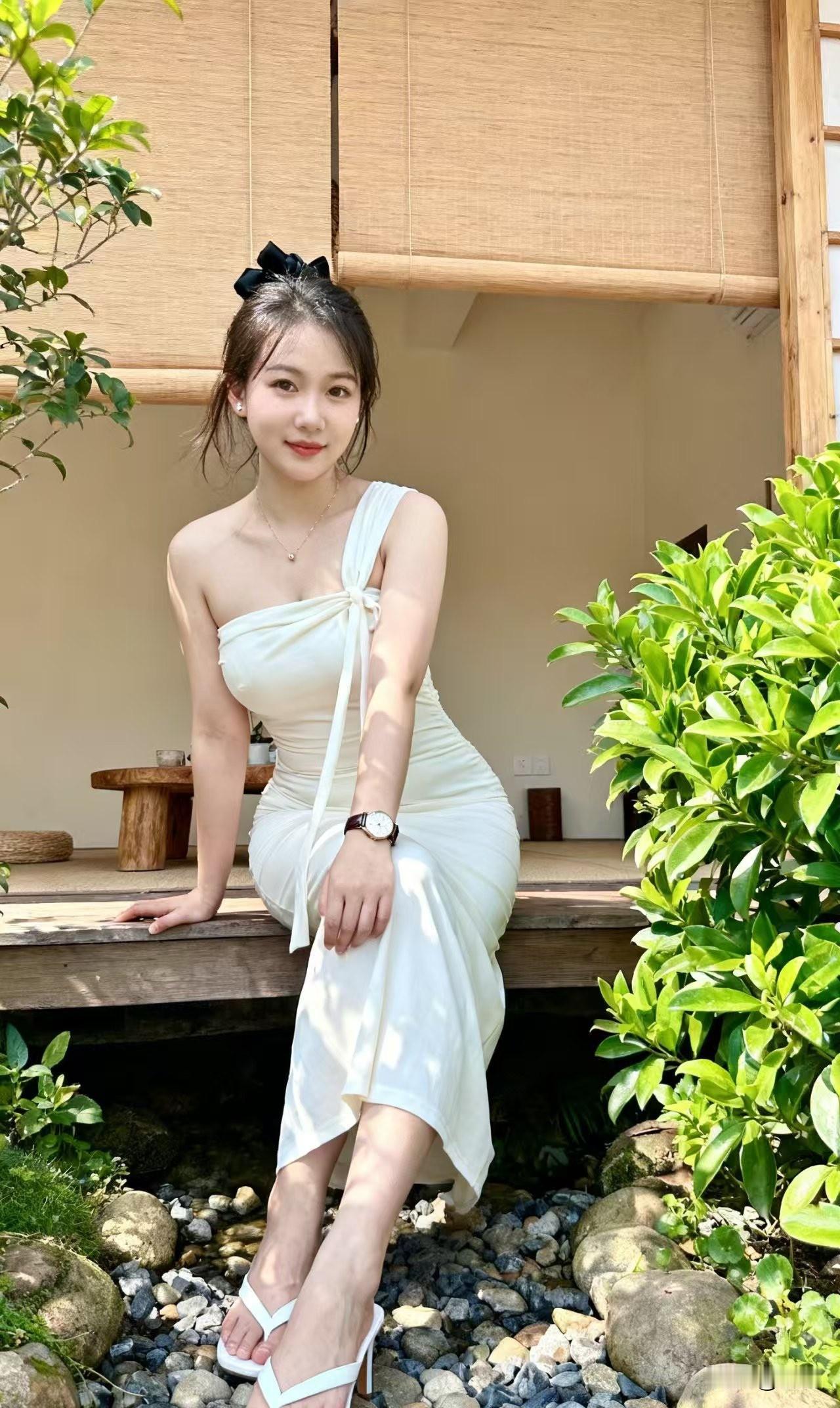 绿意盎然间，佳人倚栏笑。庭前春意浓 绿裳春景照