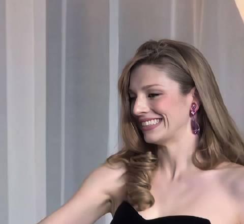 Hunter Schafer 亮相奥斯卡电影博物馆晚宴红毯，怎么可以那么美[酸]