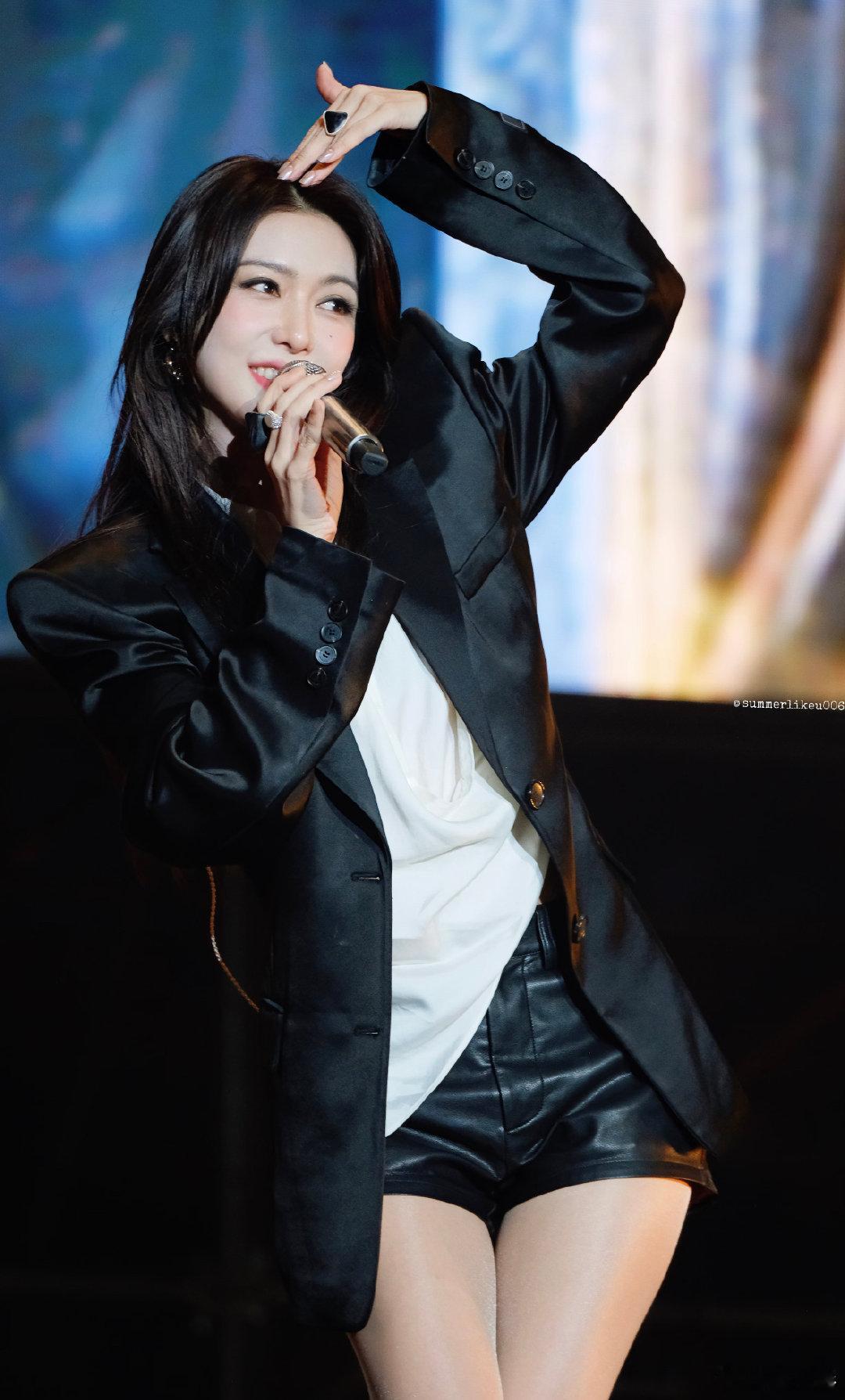 薛凯琪薛凯琪魅惑扫射这次舞台的改编真的很有新意，跳《886》的时候又酷又媚，完全