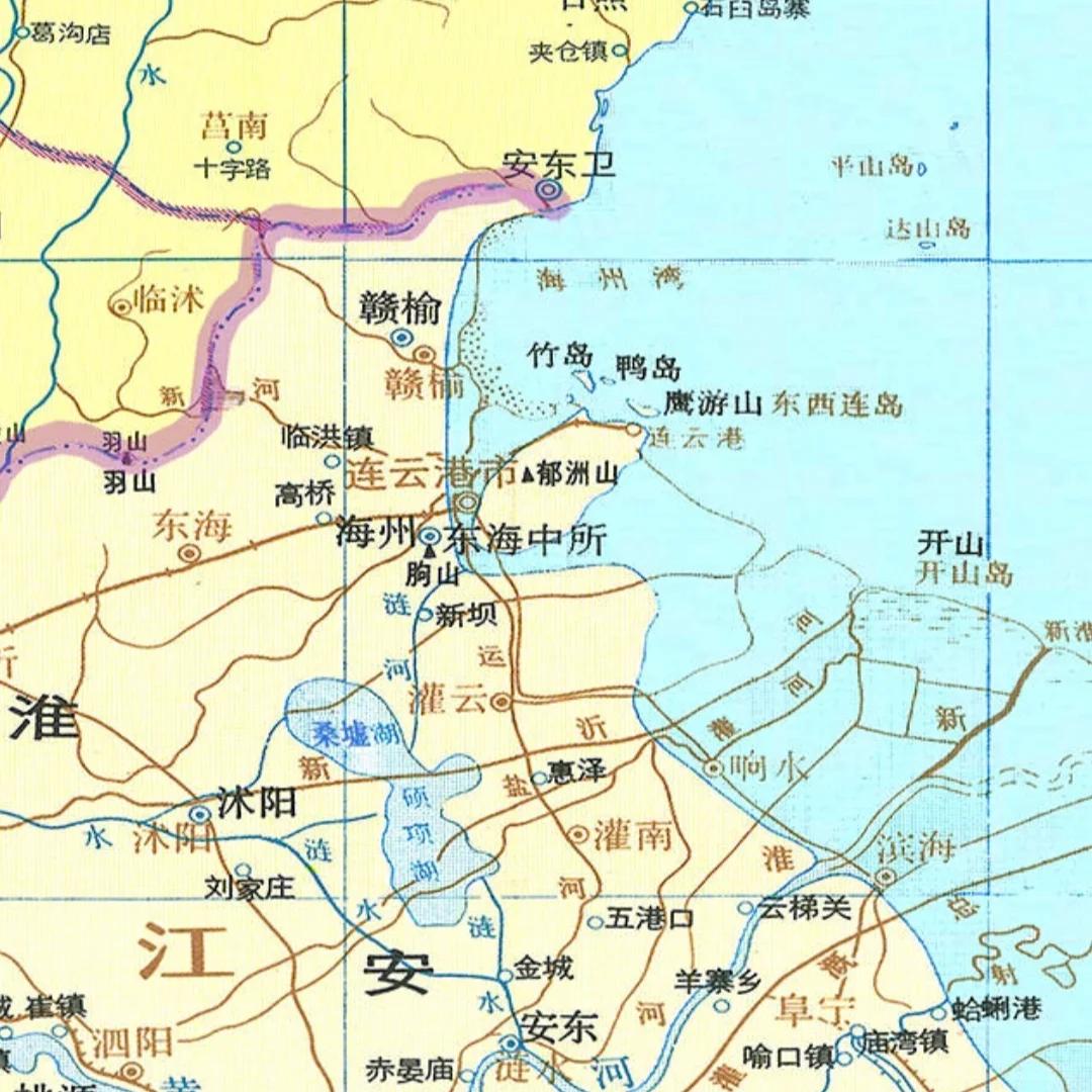 江苏海岸线虽长，可盐城、南通多是滩涂，踩不出像样的沙滩，唯独连云港有山有海，能让