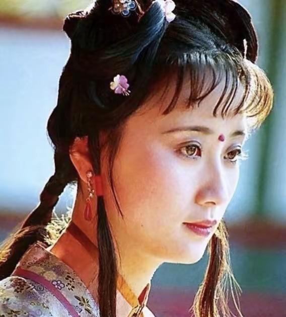 2025年，我突然读懂了林黛玉的眼泪：那不是矫情，是贾府里最高级的清醒。
她哭，