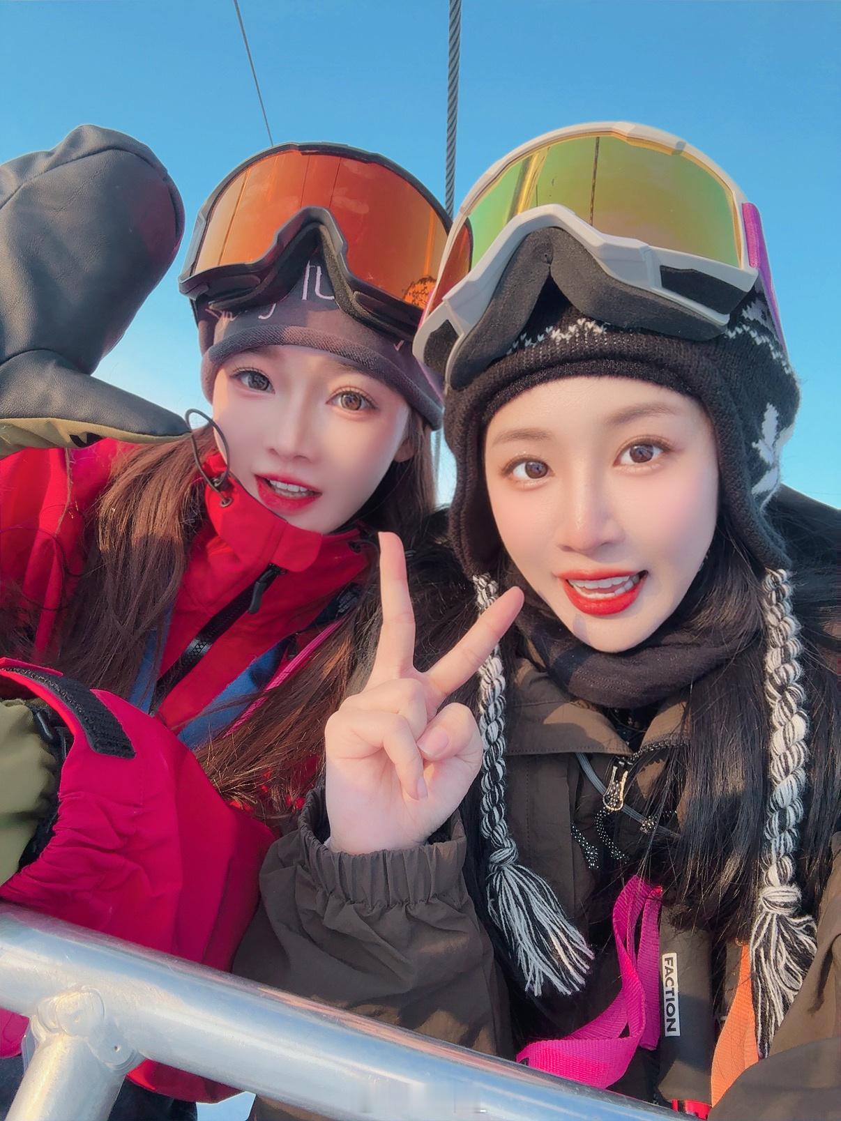 滑雪🎿很解压，很开心，谢谢美女带我滑雪[爱慕] 