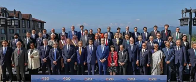 G20集体合照刚对外公布，站位排布便迅速掀起舆论风波！日本代表出现在“C位”区域