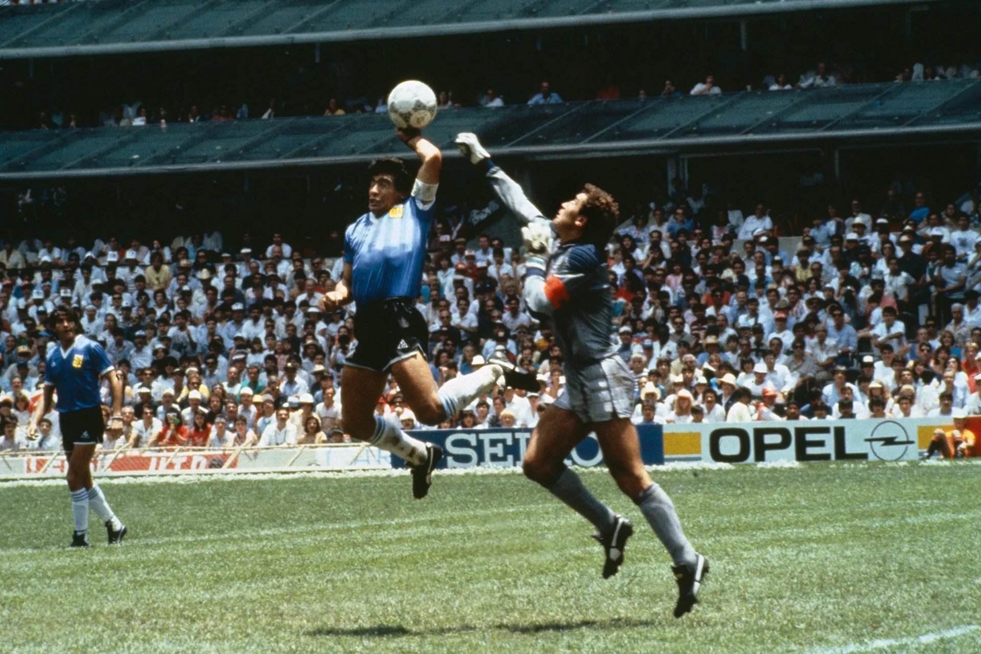 世界杯40年前的今天，1986年6月22日，在墨西哥城举办的阿根廷对英格兰的世界
