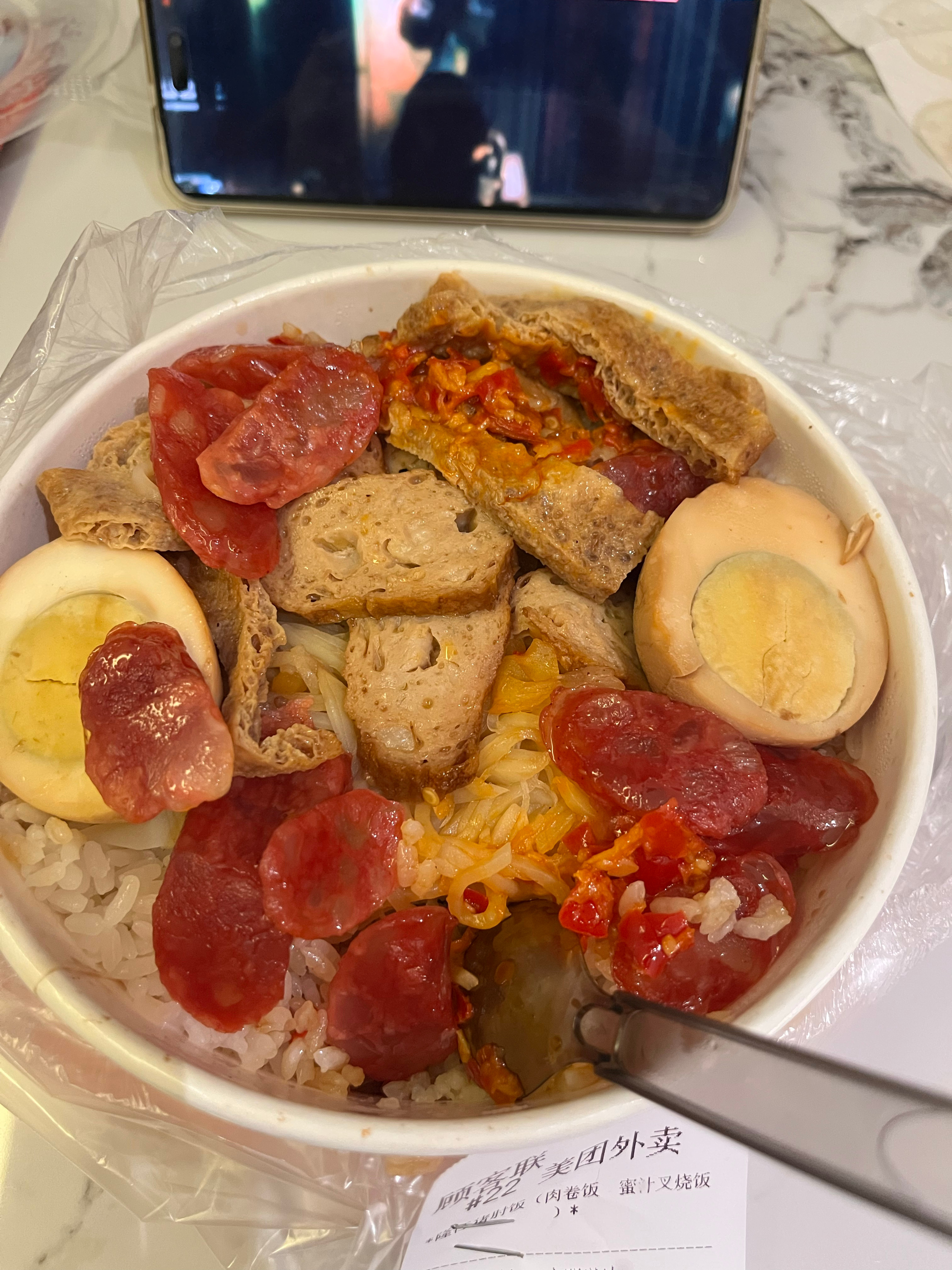 在酒店住了三天 终于吃到一家还可以的外卖了 老板人也好 还送了卤蛋和小辣条儿